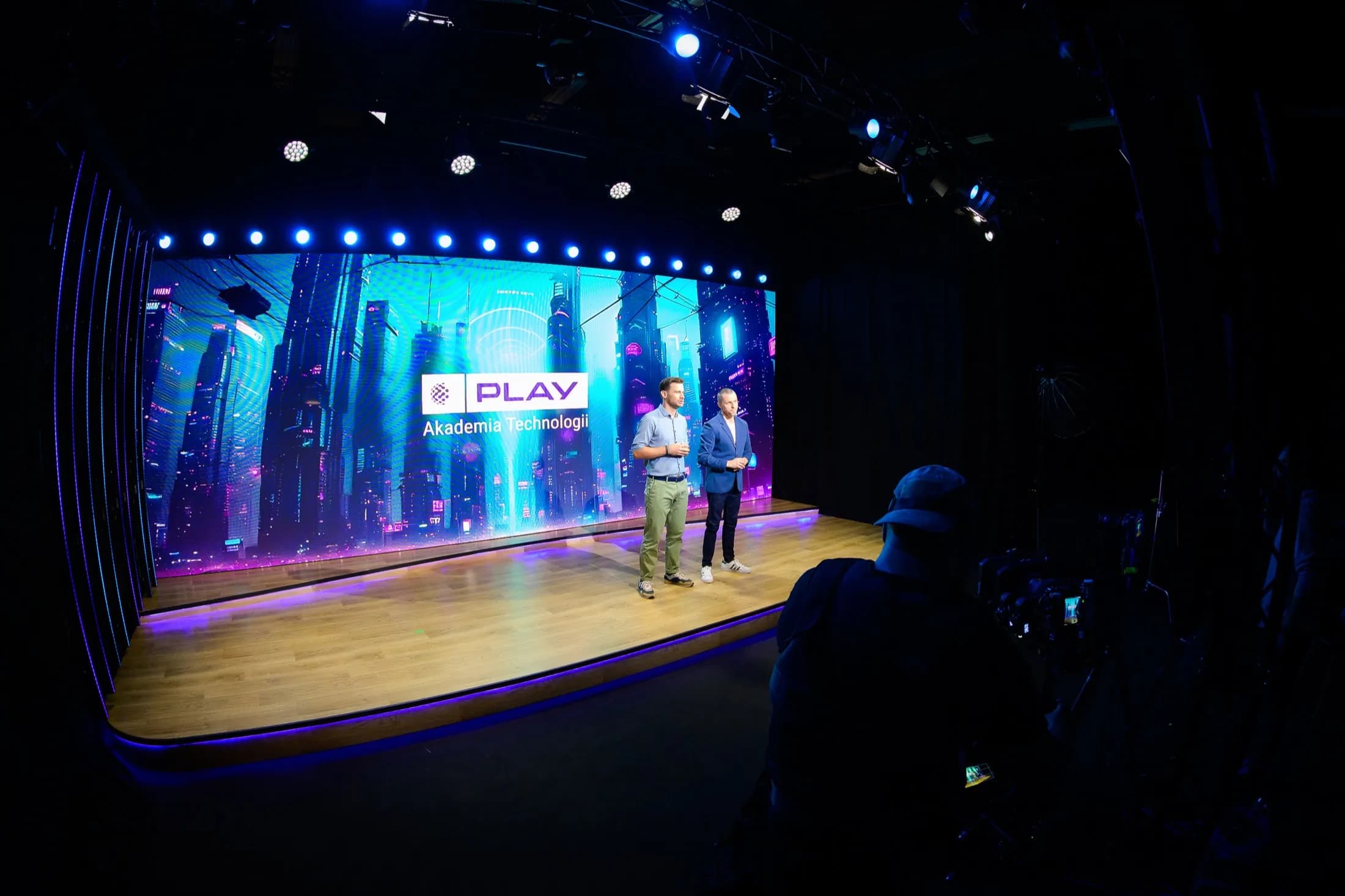 Realizacja na scenie OTAKO.studio 1 z panoramicznym ekranem LED