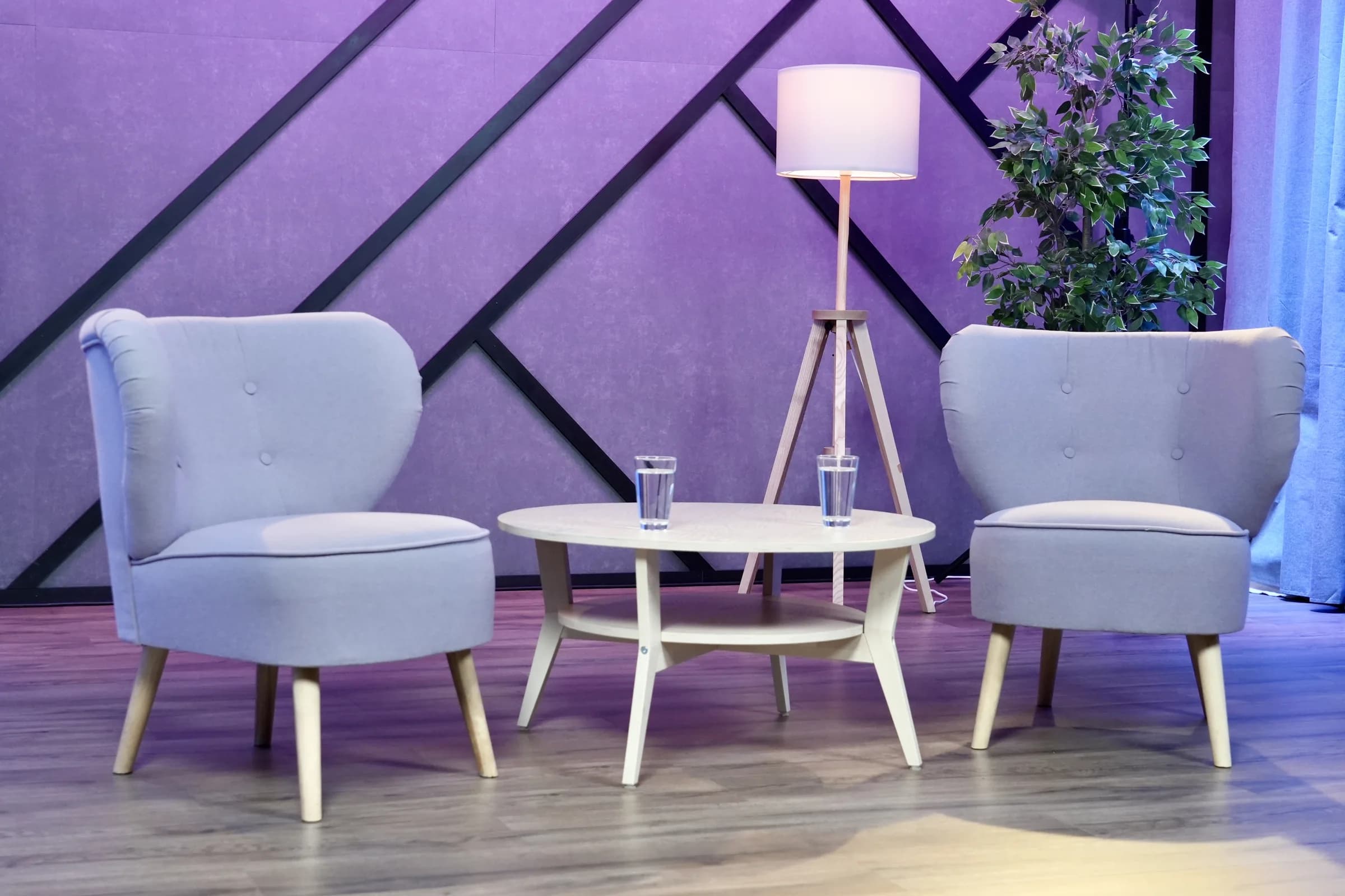 Gotowa scenografia OTAKO.studio 2 z dwoma fotelami, stolikiem i oświetleniem w fioletowo-niebieskim klimacie