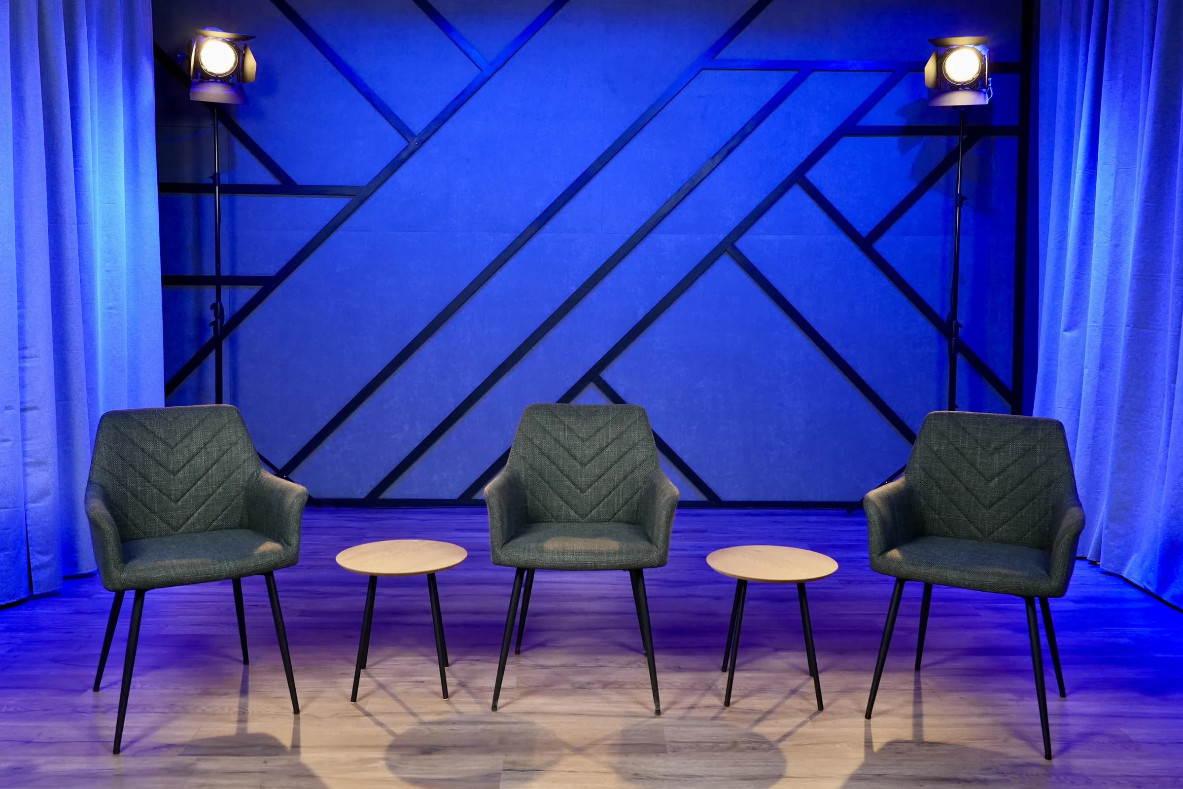 Trzyosobowa scenografia panelowa z fotelami i stolikami w OTAKO.studio 2