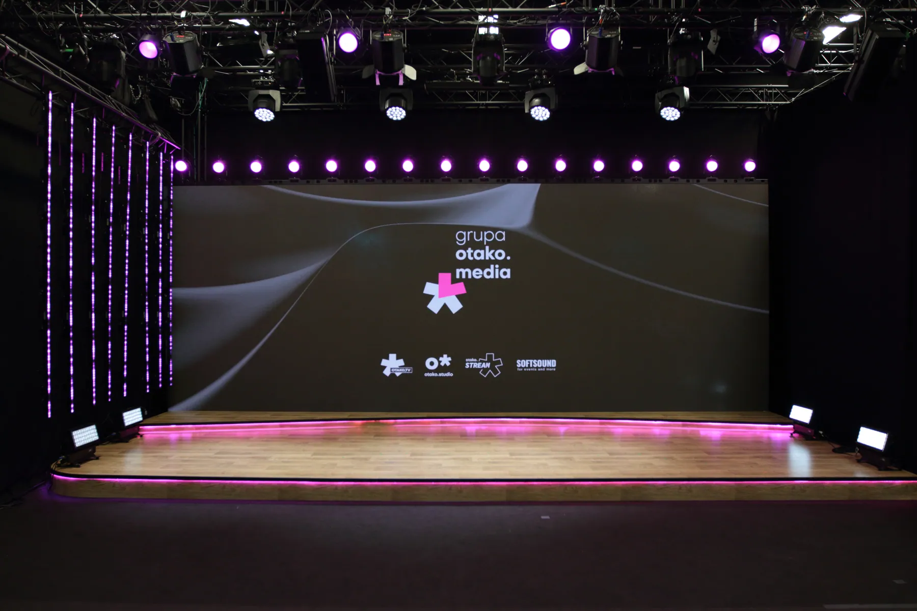 Pusta scena Studio 1 z panoramicznym ekranem LED, brandingiem OTAKO i oświetleniem