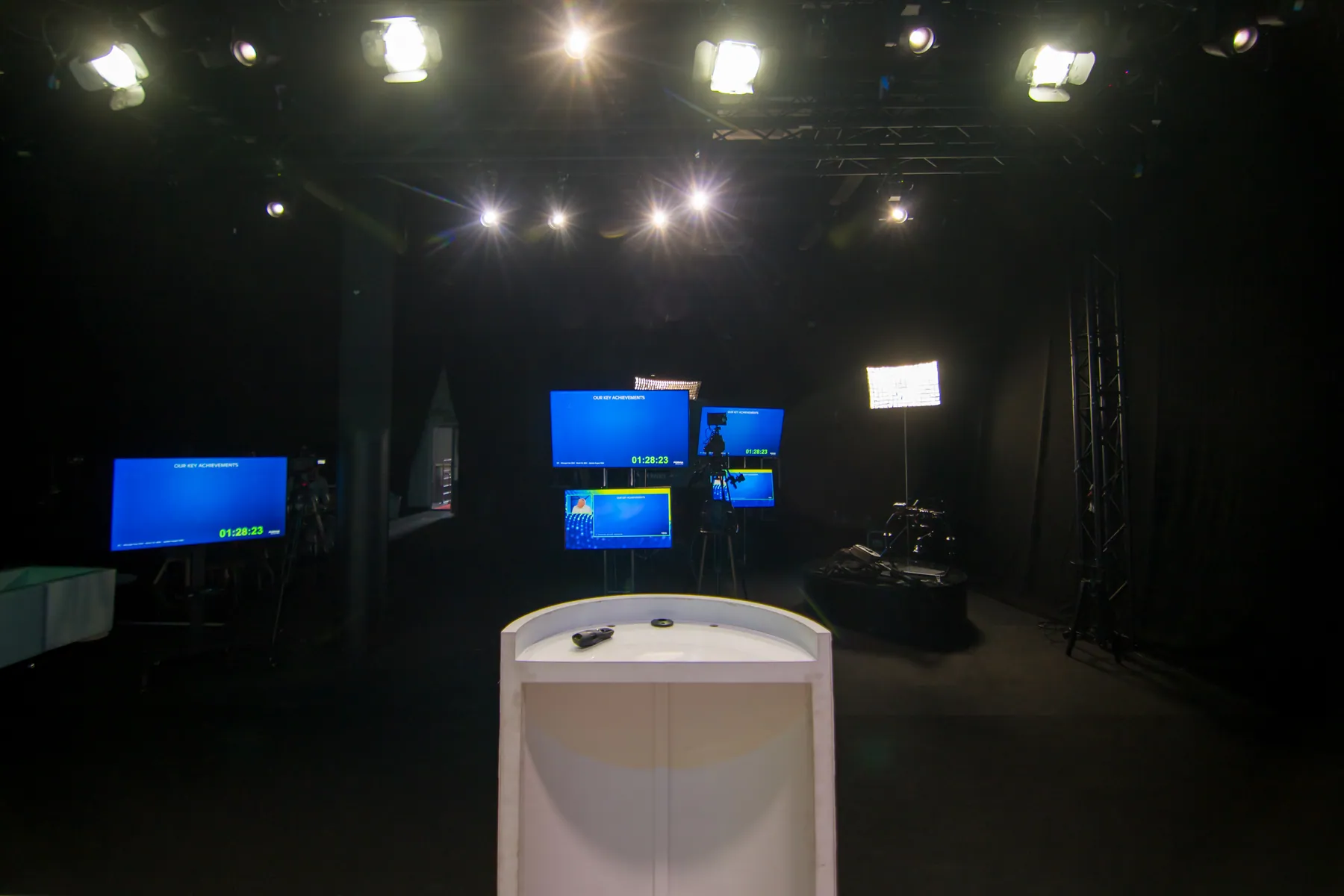 Widok zza mównicy na kamery, światło i podglądy w pustym Studio 1