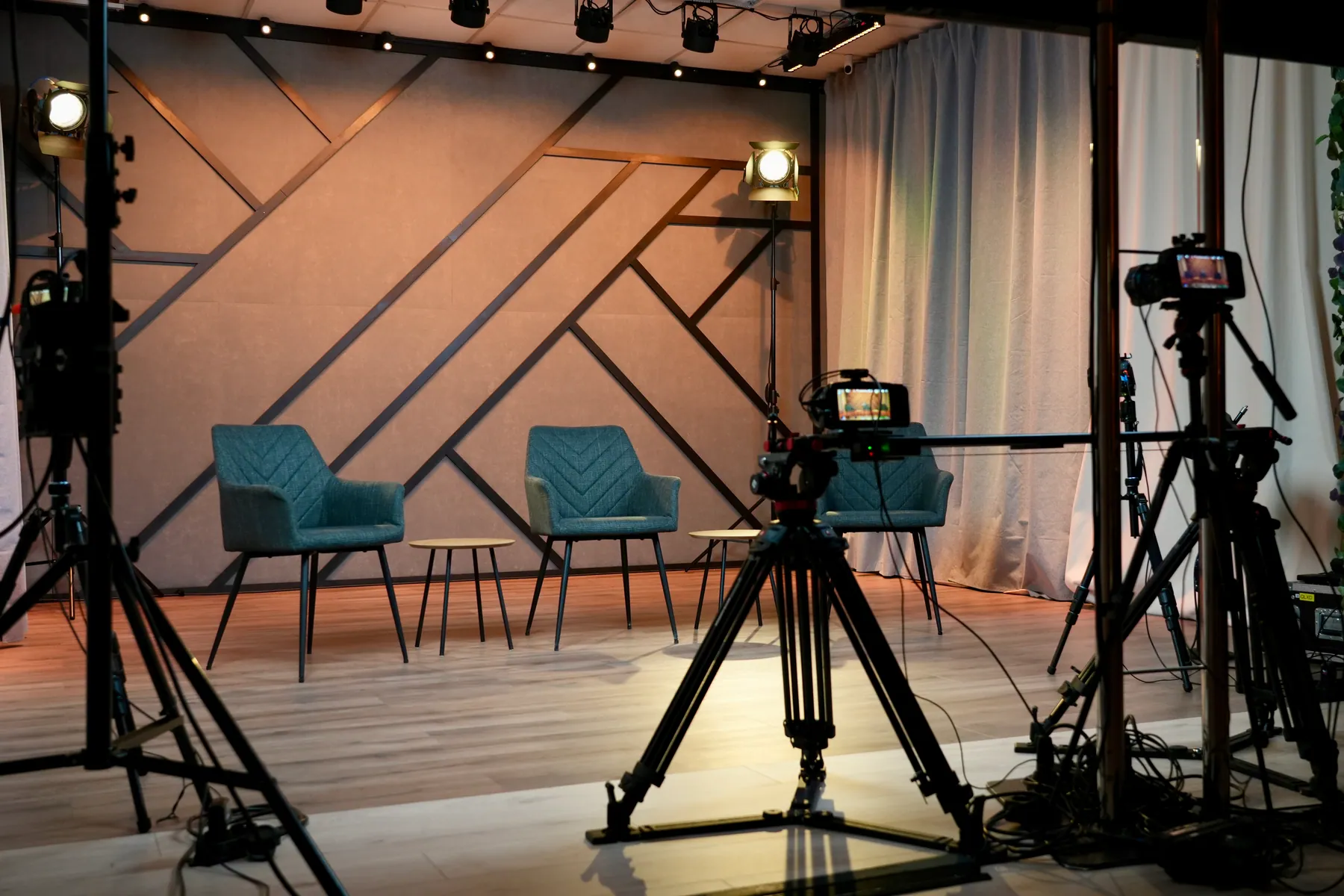 Trzy puste fotele na planie Studio 2 z kamerą na pierwszym planie